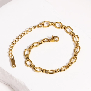 Dettaglio del bracciale in acciaio al titanio placcato oro 18K con chiusura a moschettone