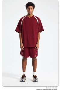 Μπροστινή όψη μπορντό oversized σετ φόρμας με μπλουζάκι με στρογγυλή λαιμόκοψη και σορτς