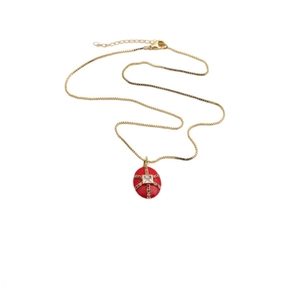 Détail du pendentif plaqué or avec pierre ovale rouge et croix sertie de cristaux