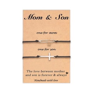 Détail du lot de bracelets cœur et croix Maman et Fils sur une carte cadeau de famille
