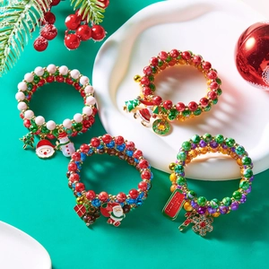 Vierteiliges Weihnachts-Armbandset mit Weihnachtsmann-, Schneemann- und Baum-Anhängern