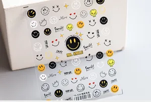 Detaillierte Makroansicht von 5D ultradünnen Smiley-Nagelstickern mit verschiedenen Mustern