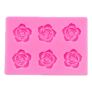 Détail macro du moule en silicone rose avec six cavités de roses pour décoration de gâteau