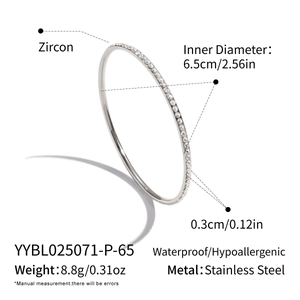 Detailaufnahme des geometrischen Edelstahlarmbands mit Zirkonia-Besatz und 6,5cm Durchmesser