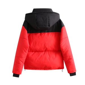 Doudoune à capuche femme design bicolore rouge et noir avec poignets coupe-vent élastiques