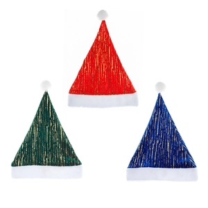 Trois bonnets de Noël en velours rouge, vert et bleu avec des rayures dorées