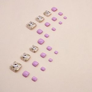 Faux ongles pour pieds lilas pastel avec motifs délicats de papillons et fleurs noir et blanc