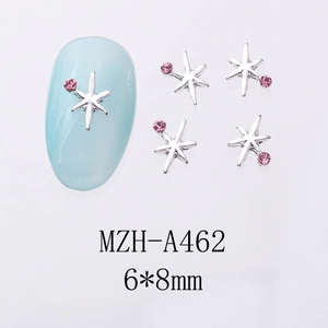Vue détaillée des bijoux à ongles étoile argentée avec strass roses et taille 6x8mm