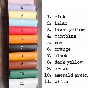 11 colori del raccoglitore 100 Envelope Challenge in finta pelle impilati con cura