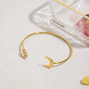 Bracelet jonc ouvert classique en acier inoxydable doré 18K avec breloques soleil et lune
