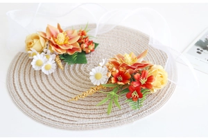 Détail de corsage de poignet de mariage avec roses oranges et marguerites blanches