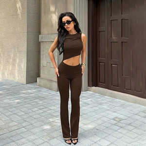 Détail du haut court sans manches marron café et du pantalon évasé à taille haute