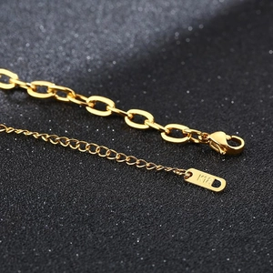 Dettaglio macro di una collana in oro 18 carati con targhetta a cuore K18 e moschettone