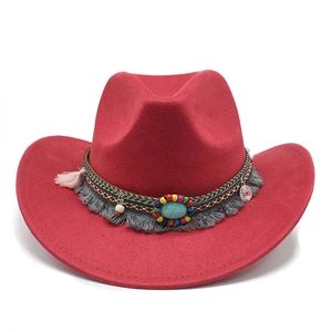 Chapeau de cowboy rouge en suédine avec ruban bohème perlé et détail turquoise