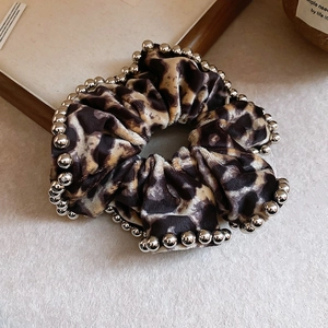 Λεπτομέρεια scrunchie με λεοπάρ τύπωμα, ασημένιες χάντρες και μαλακό βελούδο