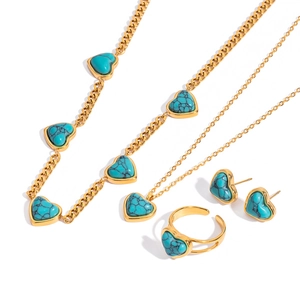 Parure de bijoux dorés avec turquoise en forme de cœur comprenant collier boucles et bague