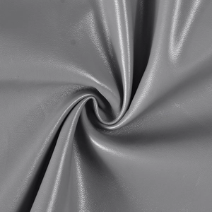Detailtextur aus grauem Kunstleder mit weichen Falten und dezentem metallischem Glanz