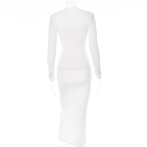 Vue arrière d'une robe longue blanche à manches longues avec coupe moulante et tissu lisse