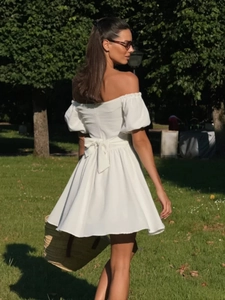 Weißes schulterfreies Sommerkleid mit Puffärmeln und Schleifendetail am Rücken