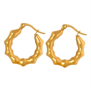 Vintage C-shaped bamboo texture hoop earrings in 18K gold plated stainless steel
