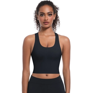 Détail frontal d'un soutien-gorge de sport noir à larges bretelles et décolleté en U