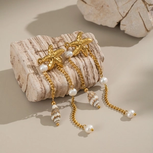 Eleganti orecchini a stella marina con perle e nappe di conchiglia su pietra naturale