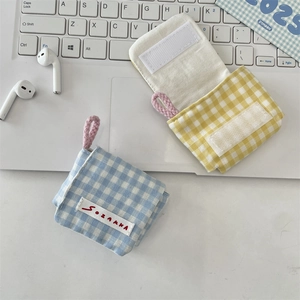 Mini bolsa de tela a cuadros para guardar auriculares con tapa y cierre de velcro