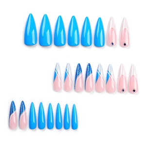 Faux ongles stiletto bleus et roses avec pointes pailletées et strass bleu foncé