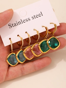 Vue détaillée des boucles d'oreilles en acier avec pierres en verre bleues, roses et vertes