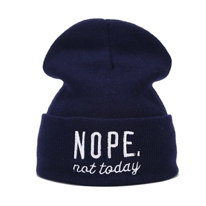 Bonnet en maille côtelée bleu foncé avec broderie blanche NOPE. not today pour l'hiver