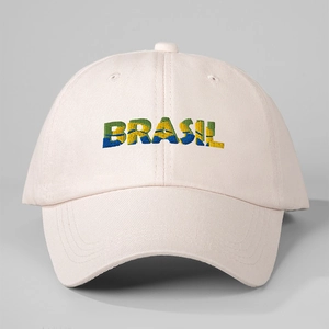 Berretto da baseball classico in cotone beige con ricamo Brasil colorato sul davanti