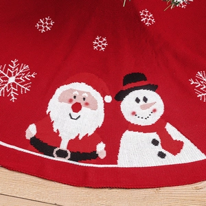 Jupe de sapin de Noël tricotée avec motifs Père Noël et bonhomme de neige sur fond rouge