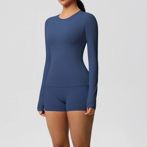 Détail d'un ensemble de yoga bleu foncé avec haut à manches longues et short sport