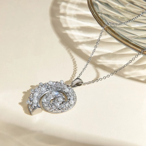 Macrodetail van een zilveren spiraalketting met elegante parels en strass accenten