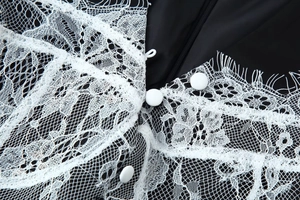 Détails de dentelle blanche délicate, boutons recouverts et fermeture éclair invisible