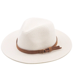 Détail d'un chapeau de soleil en raphia blanc avec lanière en cuir et boucle dorée