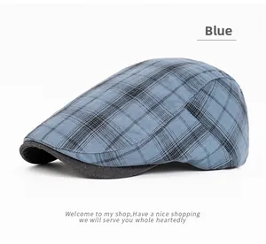 Détail de la casquette plate vintage à carreaux bleus en coton et lin texturé