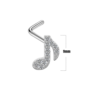 Gros plan d'un piercing de nez note de musique en argent et zircon, hauteur de 9 mm