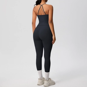 Détail du haut de yoga dos croisé et legging taille haute en tissu noir extensible