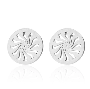Détail des filtres circulaires en acier argenté avec motifs découpés en spirale sur blanc