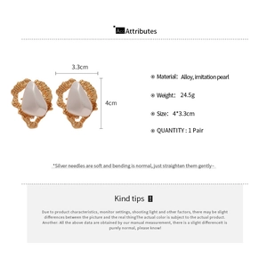 Détails des boucles d'oreilles dorées irrégulières avec perles et mesures de taille