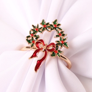 Détail d'un rond de serviette couronne de Noël avec feuilles de houx et baies rouges