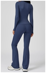 Ensemble de yoga slim bleu marine avec haut à manches longues et pantalon évasé, vue dos