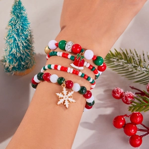 Dettaglio del set di braccialetti natalizi con perline, fiocchi di neve e campanelli