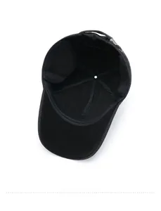 Détail intérieur de la casquette noire avec coutures renforcées et boucle de réglage argentée