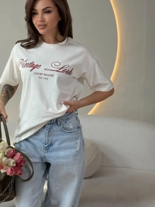 Γυναικείο vintage λευκό βαμβακερό T-shirt με στάμπα και μπλε τζιν παντελόνι σε σετ