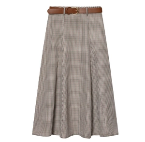 Détail de la jupe trapèze à motif pied-de-poule avec ceinture en similicuir marron