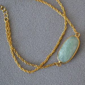 Collana a catena dorata con pietra amazzonite verde ovale e chiusura regolabile