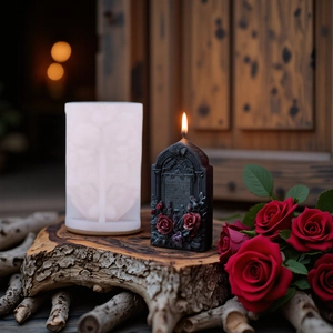Silikonform für gotische Grabstein-Kerze mit roter Rose und fertiger schwarzer Kerze