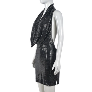 Détail de la robe noire à paillettes montrant la texture brillante et le col drapé